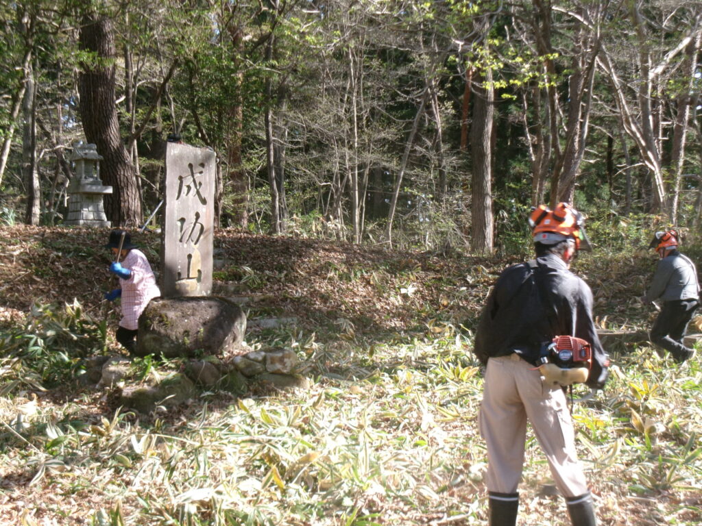 成功山の参道の草刈り「雷神窯」祝詞のために。